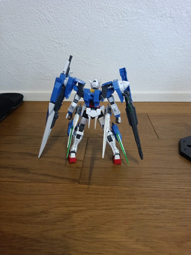 後ろビームサーベル腰にあるからなんか疲れそうだな～(zaku-kao4)