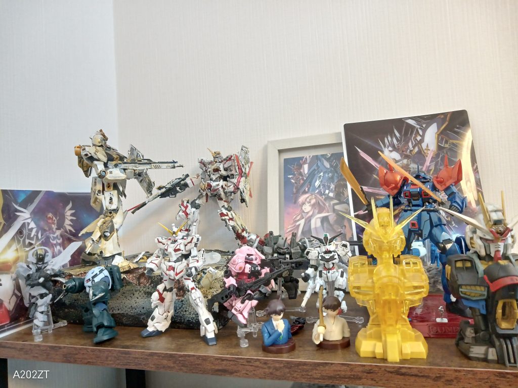 このガシャポンコーナーのユニコーンガンダムとクリア外装です。(光沢仕上げ)あとのガシャポンは後に上げます。後ろのファイルは200円ガシャのラクスマイティーと第二弾ビュジアルです。第一弾ビジュアルは、知ってる人は少ないかもしれませんが、カガリ生誕生祭とラスト公演祭?だったと思うのですが、声優さんが出てくるイベントです。それで手に入れました。裏には福田己津央監督のメッセージが入っています。SEEDFREEDOM映画と一緒に声優さんたちの映像が流れます。(めっちゃ面白かった)ですが2200円と値段は結構お高め声優さんたちが話してる劇場に行きたかったな〜(僕が見たのは生放送)話してる劇場に行っても同じ値段なので、次SEEDがやったら、声優さんが話している劇場行きたいですねぇ〜長文失礼いたしました