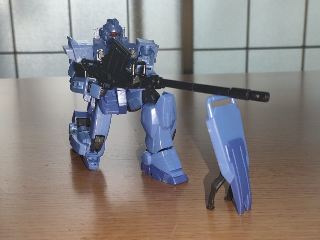 元が陸戦型ガンダムな為、盾をバイポットに180mm砲を輝き撃ち可能。