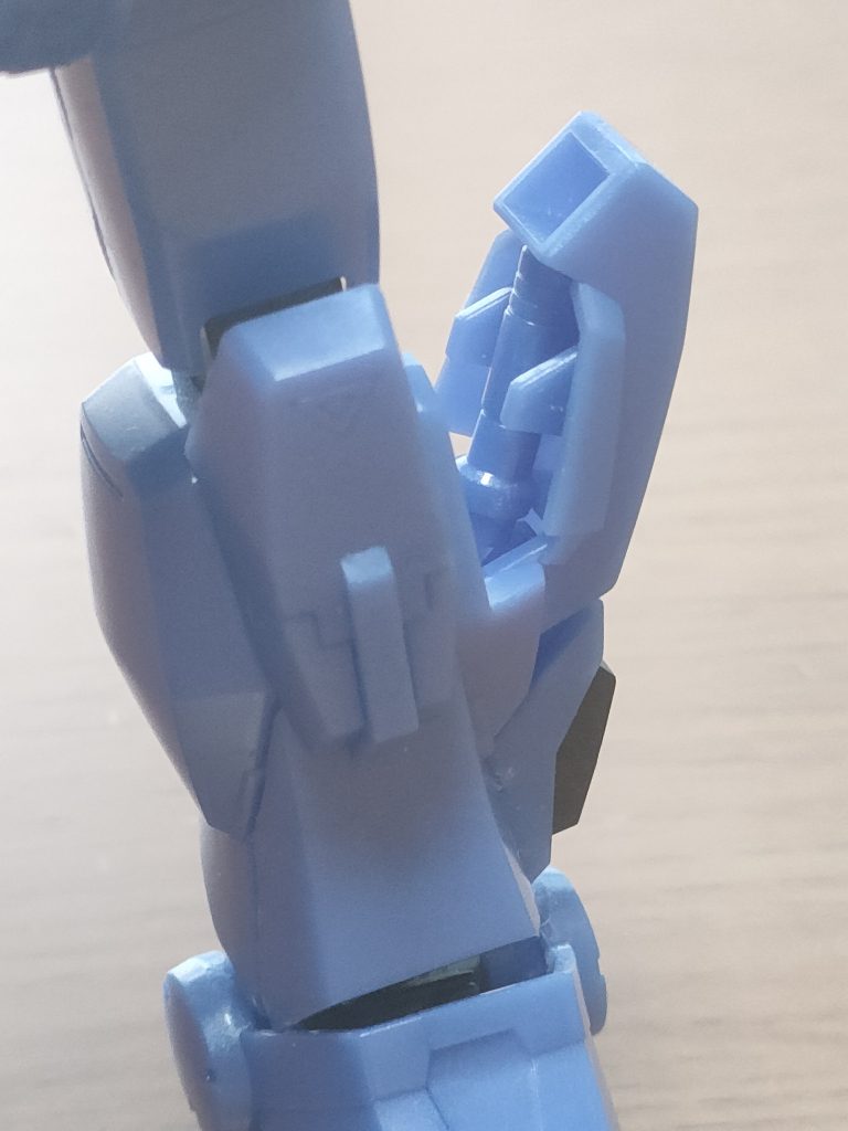 両膝側面にサーベルを収納。陸戦型ガンダムとガンダムEz8と同様です。