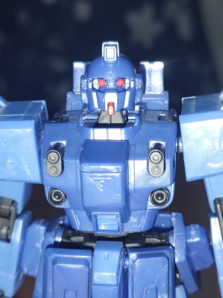 クリアパーツのゴーグルを外してツインアイを赤の蓄光パウダーレジン塗布して。