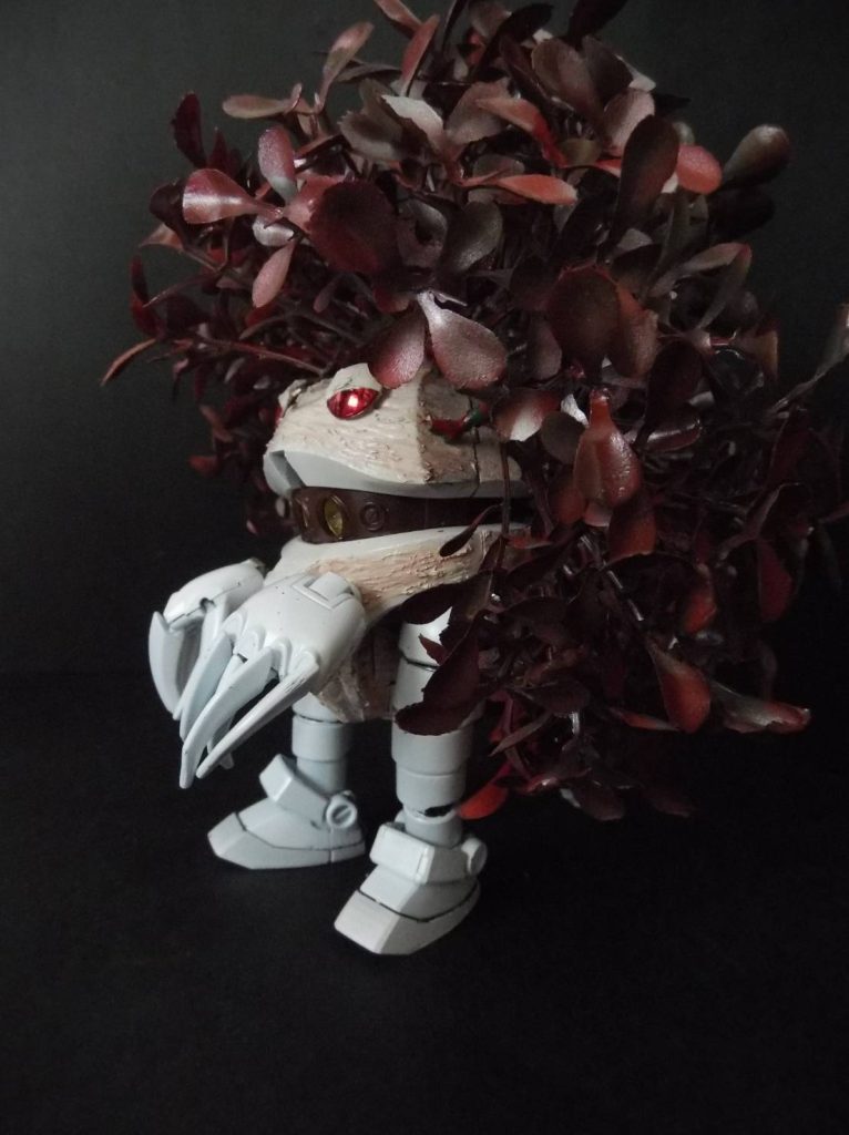 外星人シェルビーが地球制圧用に送り込んだ重モビルスーツ。チルンナイトという未知の宇宙金属で作られており、地球の技術では破壊できない。専用の隕石型の運搬装置で地球に落ちてきた、という空想でそれっぽく作りました。ゴッグのボディに100均のグリーンボールを被せました。腕を脚に流用しています。