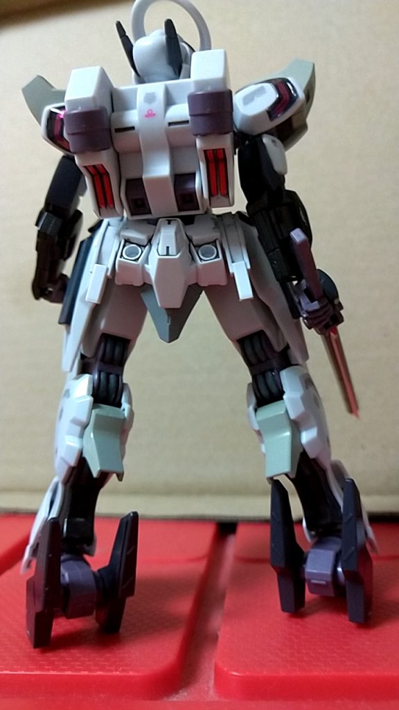 リヤスカートの型が好きじゃなかったので、30MMのパーツで造りました。スネガードは、なんかピッタリ来るのがあったので、加工しました。ノーマルにも戻せます。