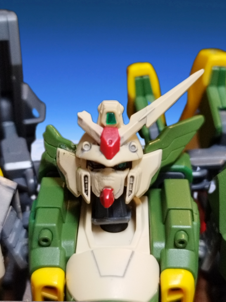 多分スミ入れのエナメルのせいだと思うのですが、頭部パーツ割れました。顔とウイング部です。アップにしないと分からないので、離れて見ています。おでこカメラはカスタマイズマテリアル3Dメタリックシールを貼りました。塗装よりこちらのほうが見栄えが良いです。高級感。今後はこちらをメインにしていきます。