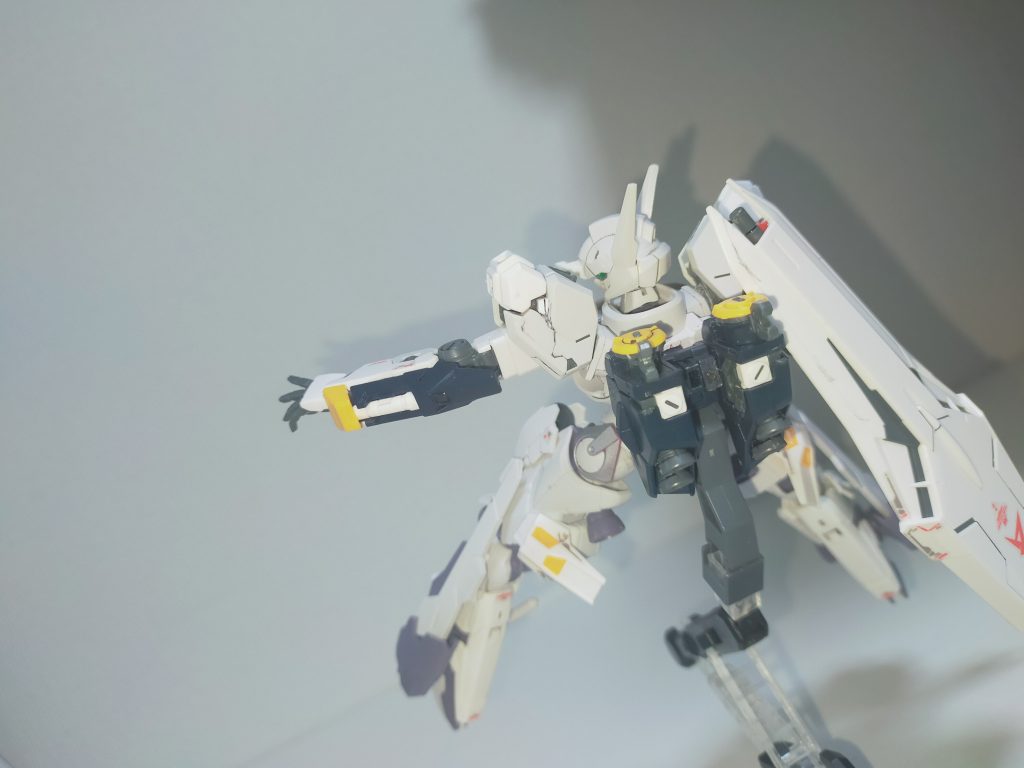 手の先にはファンネルが飛んでる想定で…スタンド買ってないんです…