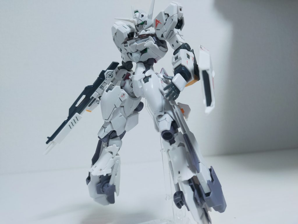 拙い設定です!(飛ばしちゃってください) ルブリス・αホーンルブリス制作の完成系として設計された完全宇宙戦闘兵器。搭乗者の負荷が高すぎた原初のルブリスを改良。負荷を最低限まで減らすためにパーメット貯蔵量を減少。それを補うためか各所にスラスター、空間認識能力を高めるアンテナが頭部に追加された。異常な位置のスラスターは一般パイロットでは動かせないが、変態的な機動性を有する。足先に装備されたビットは大抵の金属の切断が可能であり、格闘戦を行うことも可能である。各所に配置された兵装を使いこなすのは訓練された搭乗者にのみ可能であり、首席合格にはこの機体による任務が言い渡される予定だった。しかし計画途中での暴走、機能停止となり、設計図共々封印された。