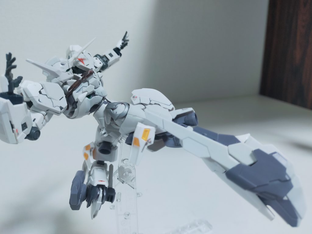 足癖が悪いと好みです。このパイロットは口調の悪いおっさんで機体と喧嘩しながら戦ってくれると性癖。ちなみに、というかもちろん。自立は無理です