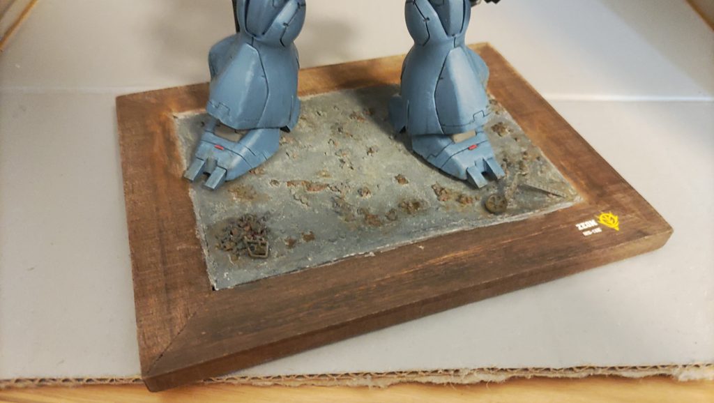 台座は100均の写真立てにMONOのジオラマクレイを使いました。こちらも加工しやすくおすすめです。