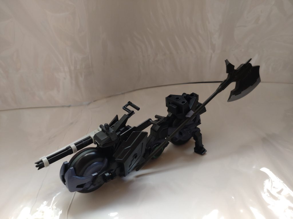 支援機Vurm(ヴルム)基本陸上の機動力を高めるための支援機だがブースターが着いているので宇宙空間でも使用出来るVariaburu(ヴァリアブル)unite(ユナイト)ride(ライド)module(モジュール)の頭文字を取って「Vurm(ヴルム)」と名付けられたがヴルムとは羽のない竜の事であり地上を蛇のように走る本機のイメージに図らずとも合う結果となった