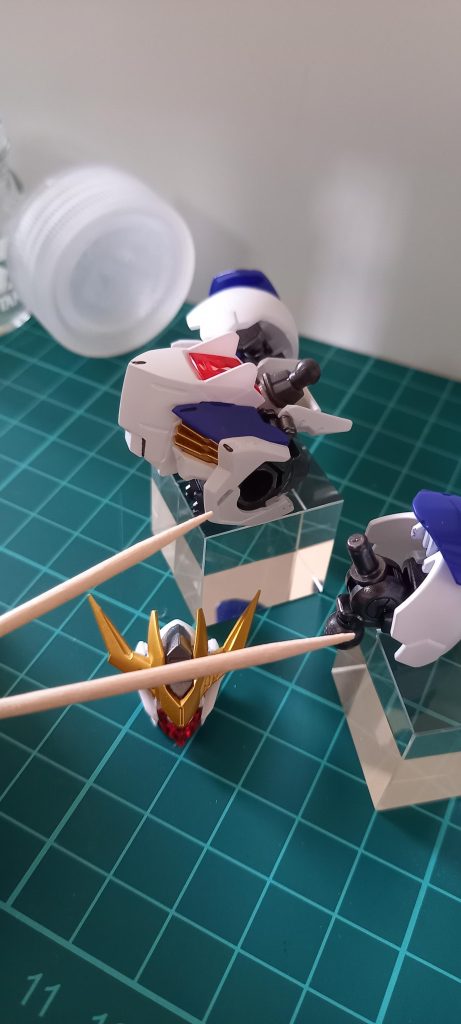 クリアパーツが少し出てますね(^_^;)顎、鉄華マークもクリアパーツのまま フレームはガイアさんのスターブライトアイアン アンテナ、ダクトがスターブライトゴールド 白サフ→アルティメットホワイト肩とかはコバルトブルー？だったかな？こんな感じですね～ありがとうございました！ 