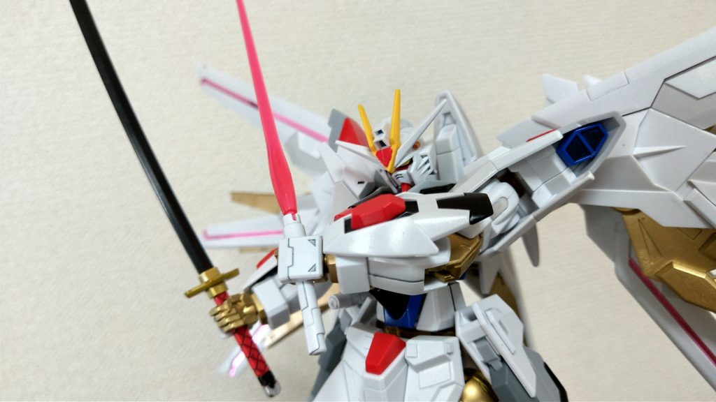 キットの出来は素晴らしくいいんですが、皆さんの評価同様ビームサーベルの設置位置が悪く、ポロポロしすぎます。関節が多く、ポージングが楽しくなりますね。それで今回は形成色生かして、シール等無し、クリアして遊べる様にしてます。友人の子供に魅せるのを楽しみにしてます。