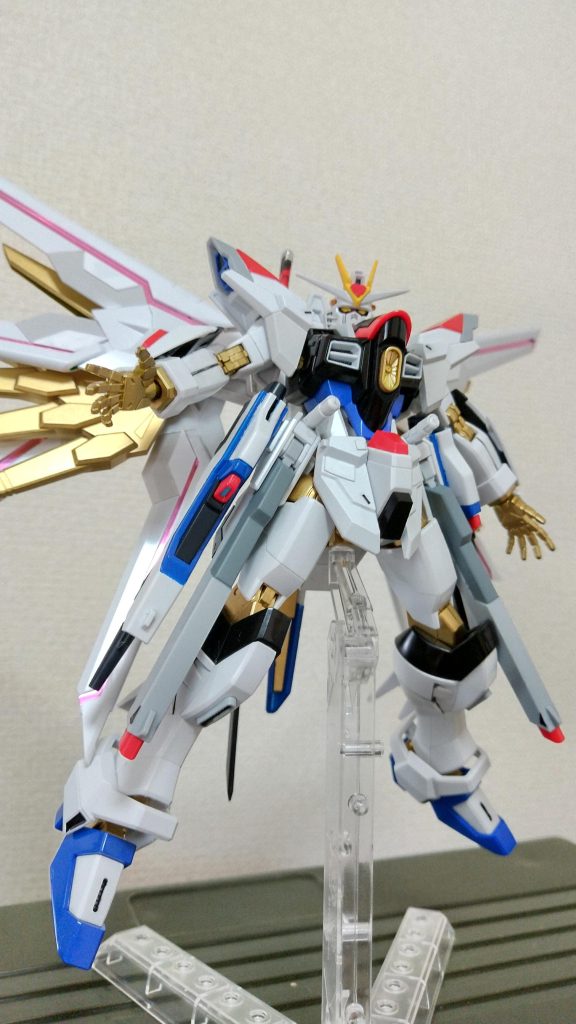 設定とは異なるとこですが、モンザレッド、インディブルー、灰色9号、ガルグレイ等、手持ち色で少し明るめの色としてます。ルイ君に御披露目の後でステッカー、一部墨入れ等、教えてやろうかと思います。小学生なのにガンプラの知識が凄いんです。