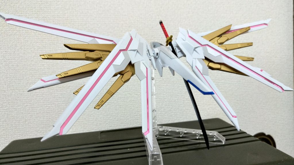 プラウドディフェンダーも良く出来てて、シール等の再現度も凄いですね。出来れば二式のバックパックも欲しいところですが、価格上仕方がないかってとこかな。