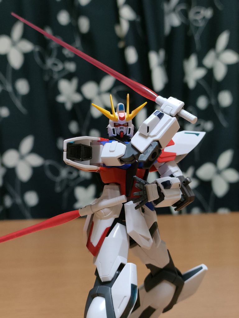 ビームサーベル二刀流。腰両側のサーベルマウントはちゃんと赤いライン塗装されてる。