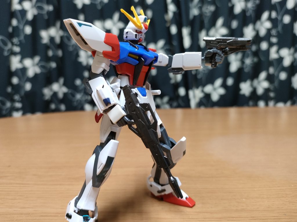 ビームガン/ビームライフル。コアスプレーガンみたくハンドガンサイズのビーム兵器だが、バレルを接続する事で右手のライフルに出来る設定の射撃兵装。両方とも黒鉄色に塗装して両手は陸戦型ガンダムに付属してた人差し指が引き金にかかるタイプで保持。また、トリガーガードもレジンでちゃんも成形してる。