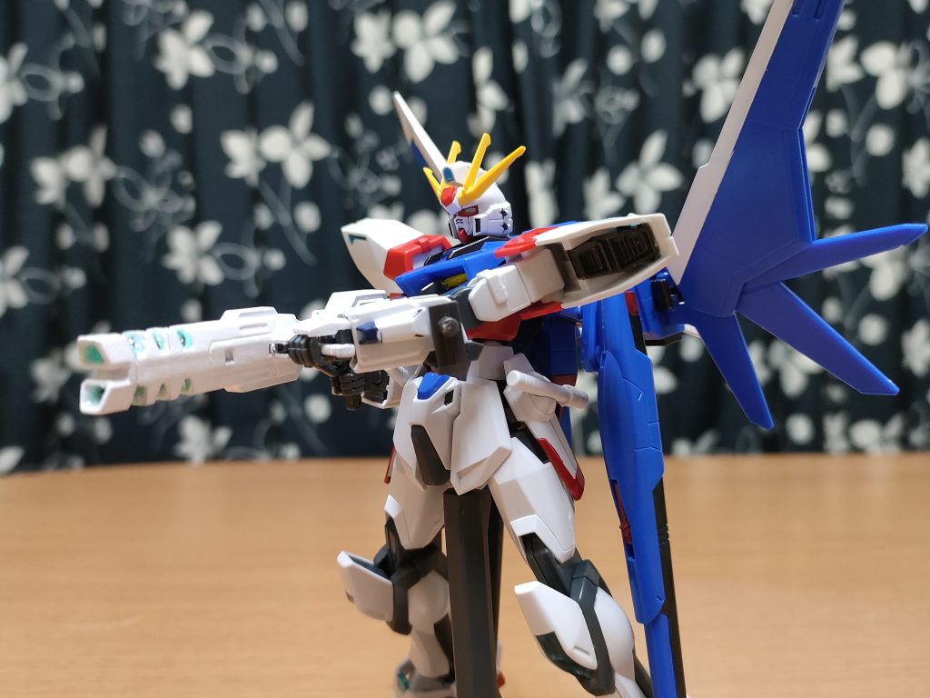 強化ビームライフル。白いロングバレルをビームガンに組み込んで更なる高出力を持っ設定のビームライフル。ビームガン部分は黒鉄色に、ロングバレル部分はつや消しホワイトに塗装して銃口と銃身にあった溝は切除してエメラルドグリーンのレジンで堅める事でRGビルドストライクガンダムの強化ビームライフルに似せた。