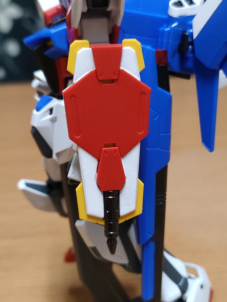 プラ版は3枚重ねた設定のチョバムシールドは4辺をつや消しホワイトに塗装。シールは使わない。