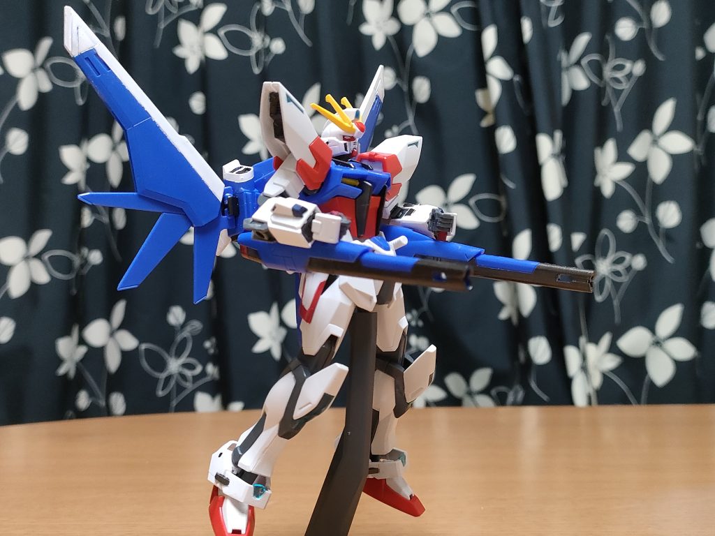 ビルドブースターのビームキャノンは前回の作品と同様で特に問題無し。しかし、本来のビルドストライクガンダムでも両手に保持は難儀した。