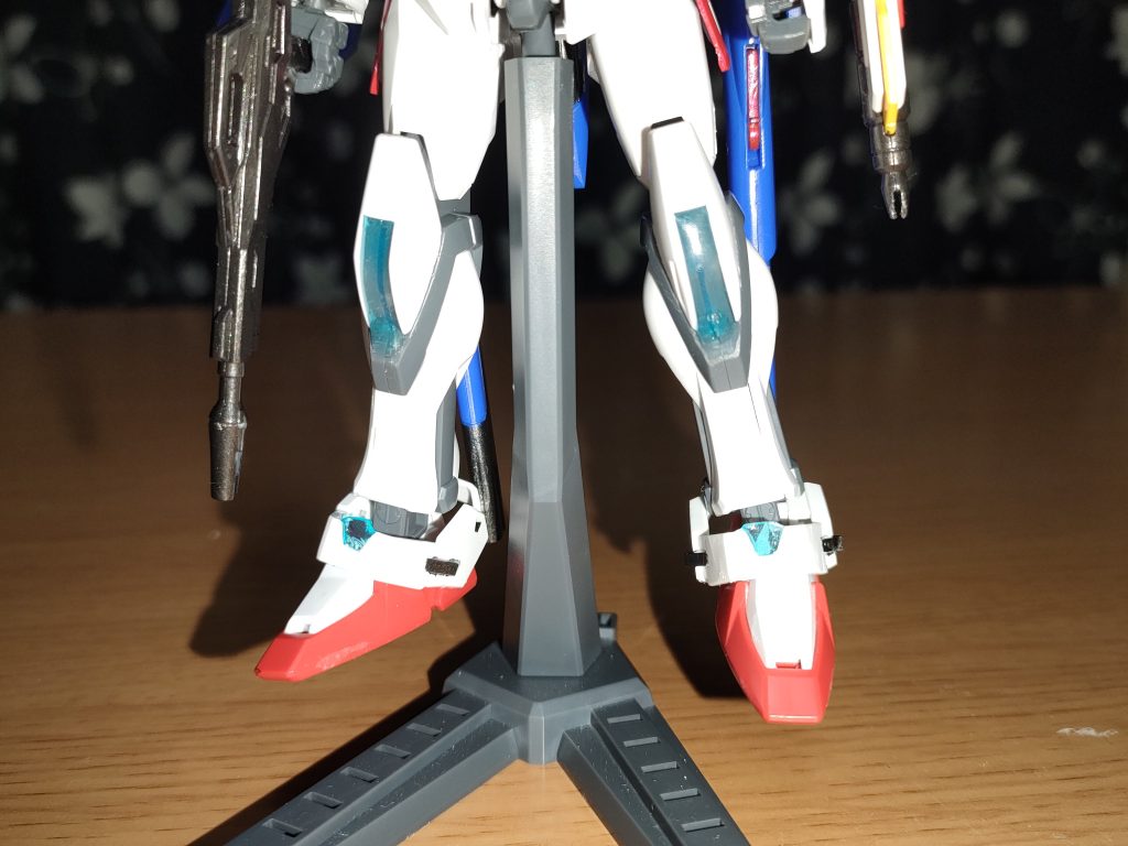 規格はHGBFだがRGは両膝と足首の六角形部分がクリアパーツだったので、その部分を切除してレジン液マリンブルーで再現。