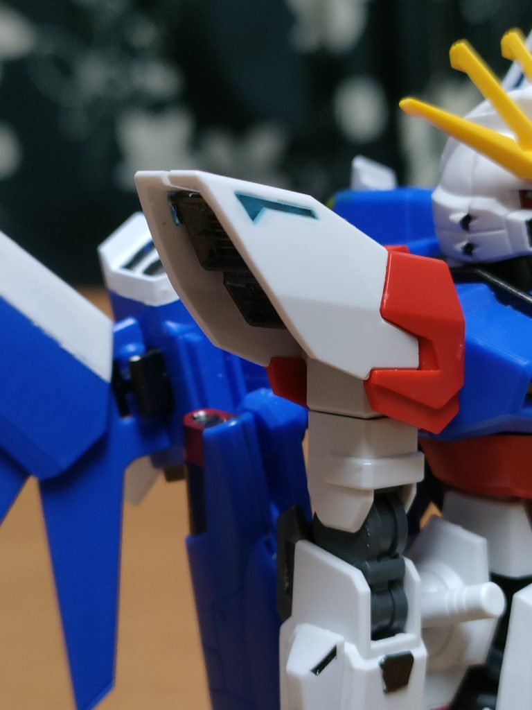 両肩のスラスター付肩アーマーは設定では黄色だが、ここもRGみたいに除去してレジン液マリンブルーで堅めてる。