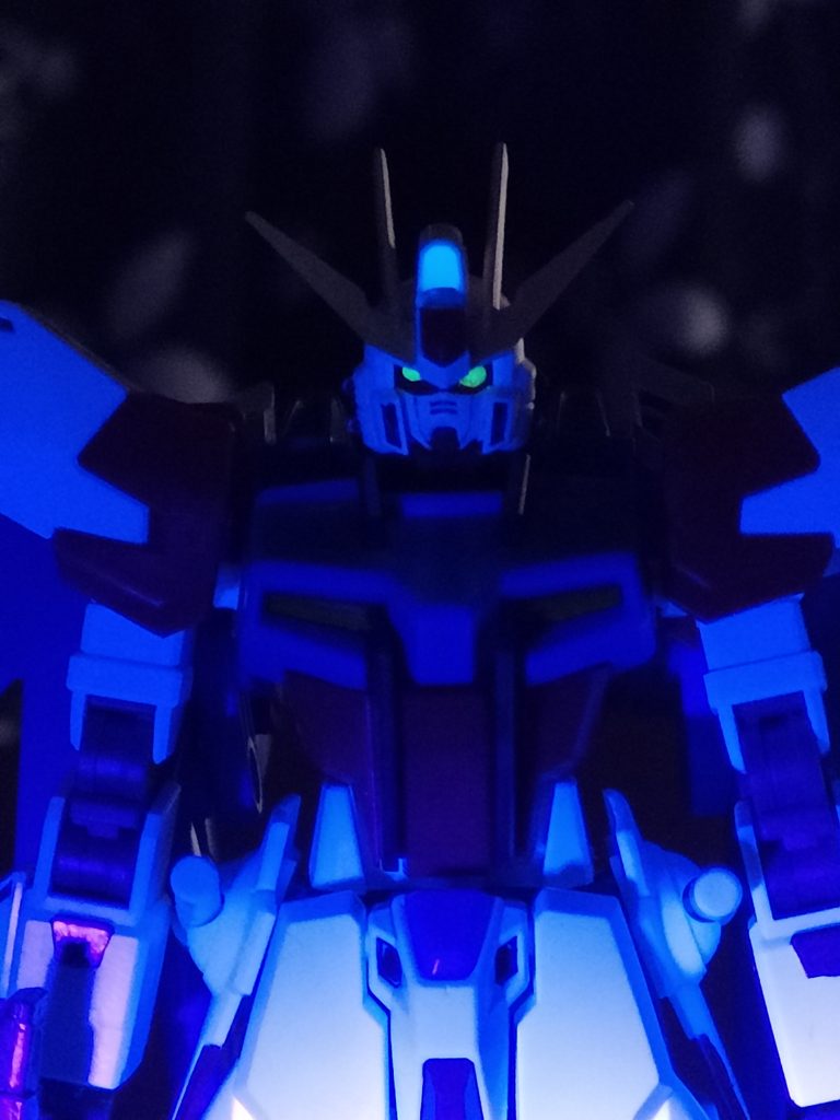 額のセンサーとツインアイは蓄光パウダー塗布でUVライト照射で青、緑に光ります。