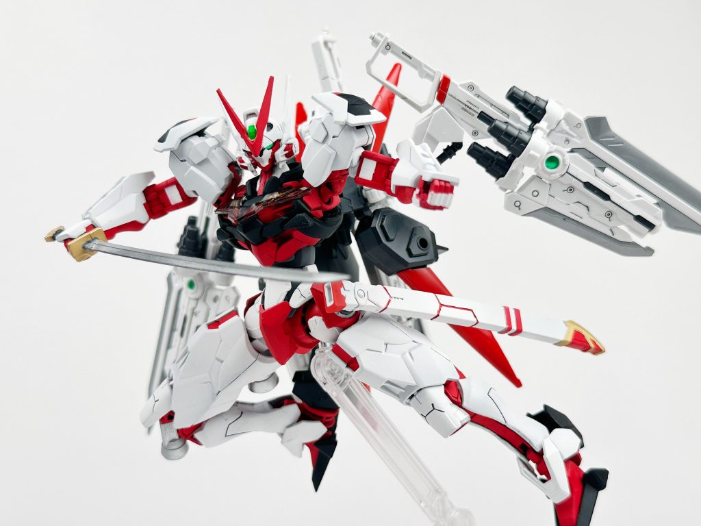 だが試しに乗ってみると、本当に命を吸い取られそうで今にも死にそうな感覚を味わったんだ。どうやらコイツは「GAND」というシステムが組み込まれてて、データによるとそれを利用して動かしたりシールドをドラグーンのように分離したらできるみたいだ。相当危険な代物だということで一先ずこいつを外して代わりにハチを組み込むことにしたんだ。でもそれだけじゃ物足りないから、ついでにオレのレッドフレームの色にして武器と工具を装備できるようにしておいた。