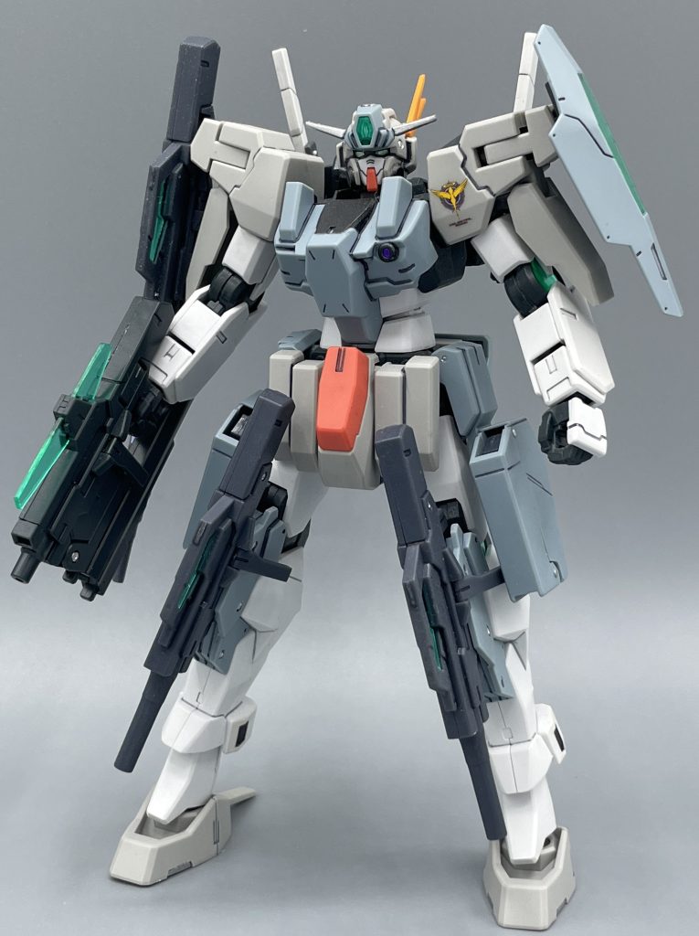 GN-006/SA CHERUDIM GUNDAM SAGA８GUNS　ケルディムガンダムサーガとは、ロックオン・ストラトスによって運用されたケルディムガンダムに特殊装備を施した機体です。ソレスタルビーイングの支援組織「フェレシュテ」のレオ・ジークによって運用されました。その機体コンセプトは「セブンガン」であり、それはエクシアの運用コンセプトである「セブンソード」になぞらえたものです。　本来の機体は黒色をベースとしたカラーリングが施されていましたが、本キットは「ガンダムビルドファイターズ」にてメイジン・カワグチによって製作された“ガンプラ”であり、都市迷彩を意識したグレー系のカラーリングが施されています。　なお、本キットはケルディムガンダムのパーツが丸々付属するため、余剰パーツがモリモリ付いてきます。それを使って、「８GUNS」という設定しにしております。