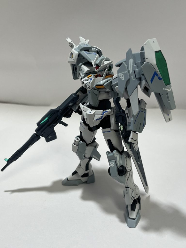 これが基本兵装で、機体の特性上機密レベルが高いため狙撃がメインの戦法となってます。また、試験運用段階の武装をいくつか用意されていて、セブンソードの武装の運用テストなどもこの機体を用いて行われた設定。なので、唯一装備されている右肩のオリジナルのGNドライブ(この機体ではオリジナルは右肩のみで左肩は貯蔵タンクが搭載された新型の武装マウントラッチとなっています。)にはコーン型のスラスターも用意されています。