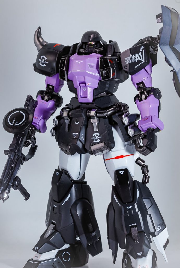 さて、黒い三連星カラーということで『黒い機体』をどう塗るかもかなり迷いました。真っ黒に塗るのも考えたのですが真っ黒は、肘・膝・足・シールドの真ん中だけにして残りは、グレーの濃淡で表現することにしました。と言っても画像で見るとよくわからないですね😅これも納得するまで3回くらい塗り直ししました。