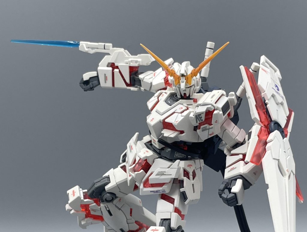 ビームトンファー ユニコーンには、合計4本のサーベルが装備されています。うち2本は腕部に装備され、通常のサーベルのような運用の他、画像のようにトンファーとして使用することも出来ます。 フロンタル率いる袖付きとの戦闘で、バナージ君はトンファーでもギラズールをやっつけていました。マグナムを持ちながらトンファーを展開することも可能であり、攻防一体の優れた兵装だと思います。