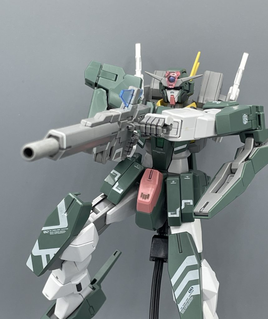 GNスナイパーライフルⅡ　ケルディムガンダムの主兵装である精密狙撃用ライフル。銃身上部に設置されたクリア部分は、ソレスタルビーイングが新たに開発したもので、「クリスタルセンサー」と呼ばれるものだそうです。なにそのサンリオみたいなネーミング(笑)&nbsp;　新マイスターのライルは、兄譲りの狙撃の腕を持っているものの、ニールに比べると一段劣る印象でした。本人もそれを自覚しており、幼い頃からコンプレックスを抱いています。　それ故に親元を離れていたため、KPSAの自爆テロの被害を免れることとなりました。