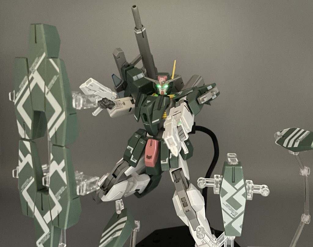 トランザム！　ケルディムガンダムにも、当然トランザムシステムが備わっており、使用時は機体性能がブチ上がります。使用リミットを過ぎると、一定時間は出力が低下するものの、アニメ１期の機体のように戦闘不能になるようなダウンにはならないそうです。&nbsp;イノベイターもその程度かよッ！！　ケルディムのトランザムと言えば伝説の「１セコンドトランザム」ですよね。亡き兄の仇敵であるアリーアル・サーシェスとの激戦で半壊したケルディムとロックオンは、リボーンズと交戦する刹那の支援へと向かいます。&nbsp;上等ッ！！　機体は半壊、武装はビームピストル１丁という心許ない状態で、リヴァイヴ・リバイバルの駆るガデッサとの戦闘に突入。満足に戦える状態に無いにも関わらず、ライルのマイスターとしての力量はイノベイダーを凌ぐほどに向上しており、ビームピストル１丁でガデッサを翻弄していきます。　機体の損傷というハンデもあり、徐々に追い詰められていくライルは、ハロに「トランザムはッ！？」と問いかけます。ハロから返ってきた答えは何と「１セコンド可能！ １セコンド可能！」というもの。そんな相棒の応答に「上等！」と答えるロックオン。　　　　　　たったの１秒・・・・　勝利を確信し、近接戦で止めを刺そうと距離を詰めてくるガデッサ。機体が接触する寸前、”たった１秒のトランザム” を発動させて、ケルディムはガデッサの背後を取ります。　満足に握れないピストルを逆手で持ち、残った指で引き金を引くケルディムガンダム。ガデッサのコクピットにピストルを押し付け、ゼロ距離で射撃。大破するガデッサの爆風に巻き込まれて、ケルディムも戦闘不能に陥りました。　トランザムを発動する瞬間、負傷したライルの右目が“紅く光る” 演出が、兄ニールの存在を想起させて、込み上げるものがあります。