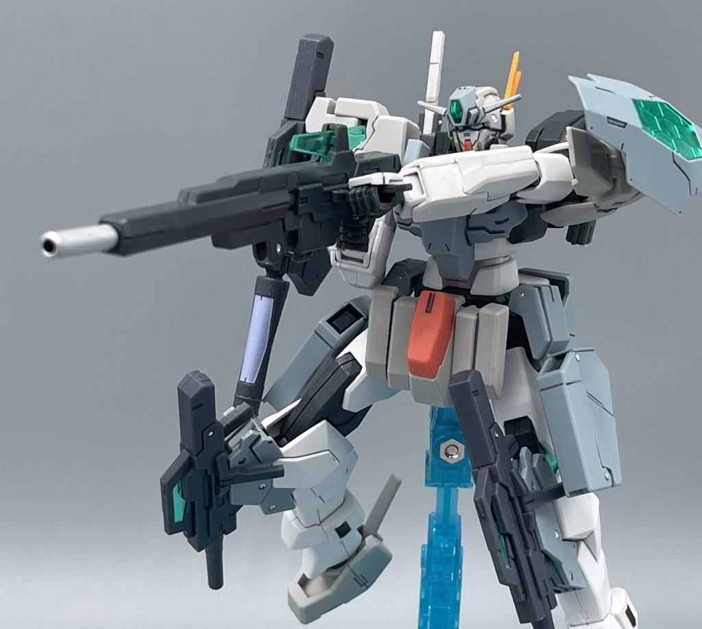 GNスナイパーライフルⅡ　ケルディムガンダムの主兵装であったビームライフルですが、サーガ状態では余剰パーツとなります。これを装備することで８GUNSを実現しています。　ケルディムガンダムのライフルと全く同じ作りですので、折りたたんで三連バルカンモードとして運用することも可能です。