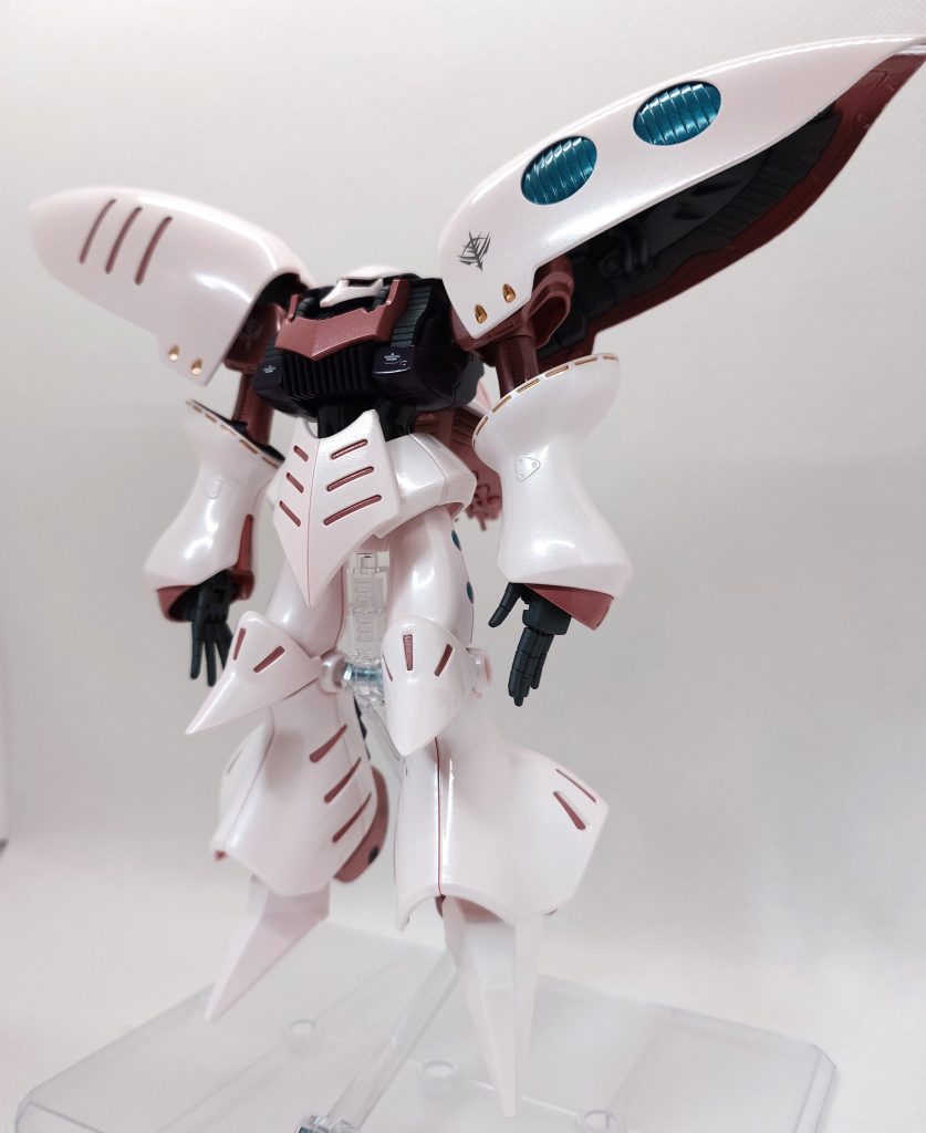 バインダー裏のピンクも頑張って塗分けてみました。光沢とつや消しを使い分けて製作しています。