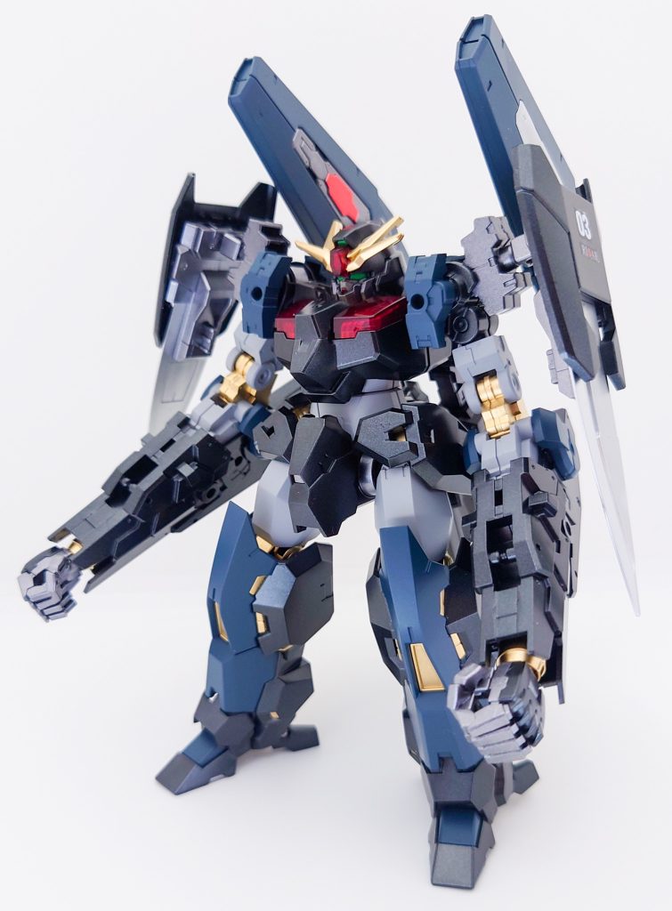 側面横からの方が腕のゴツさが伝わりやすいかもしれません!ちなみに、肩部分にはシールド兼近接武器になる武器を仕込んであります。