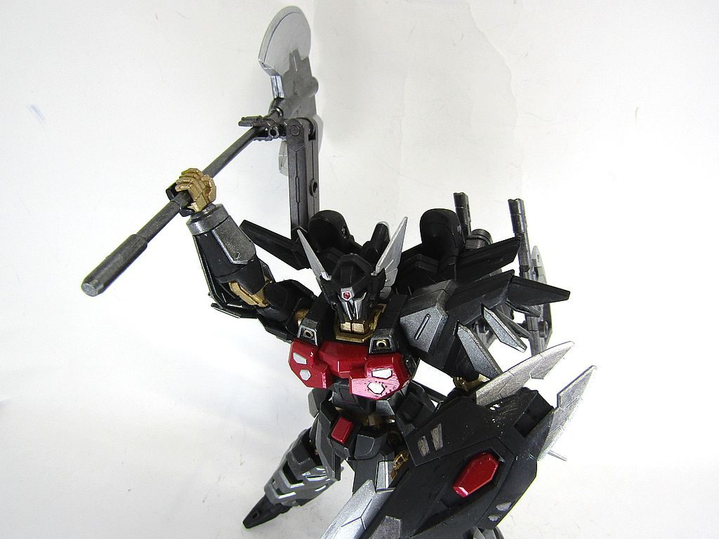 ランチャーを捨てて、背中のアームで保持している‥‥‥