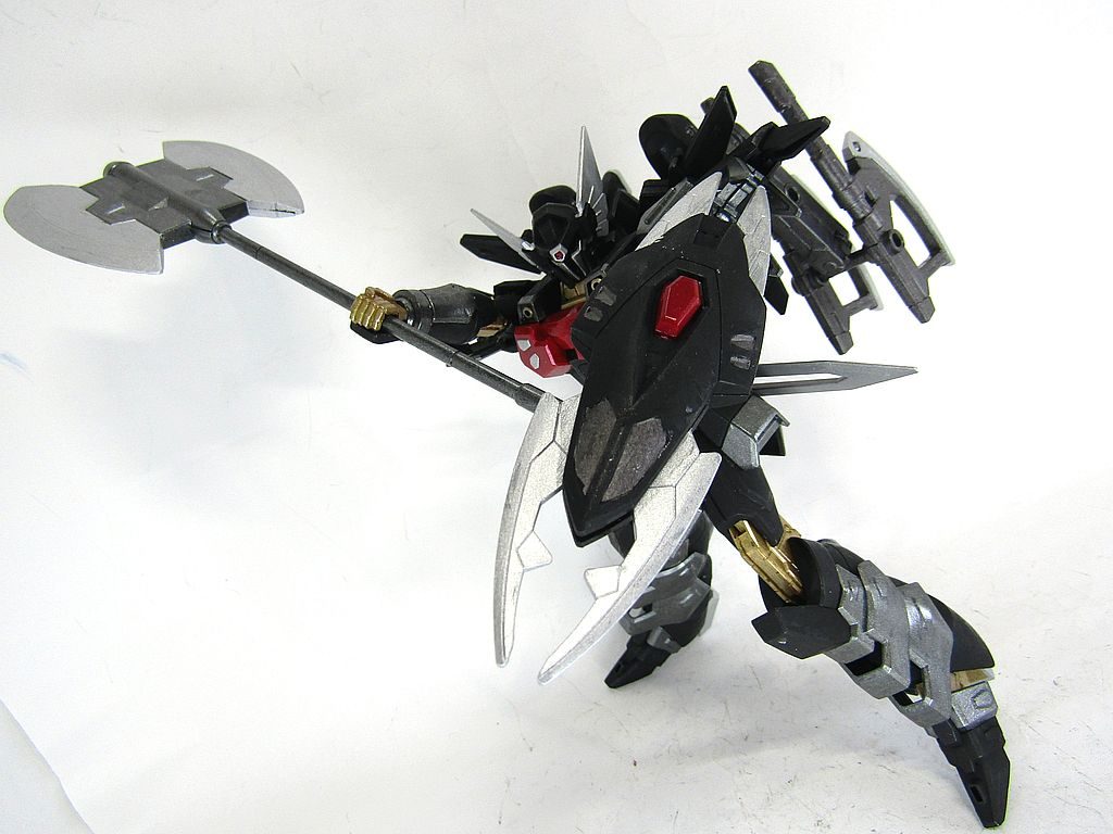 バトルアックスで中距離の間合いで接近戦を仕掛けます。