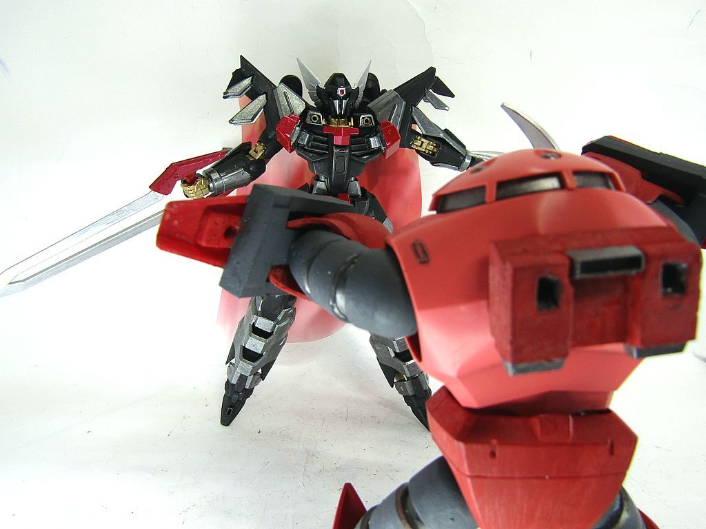 黒騎士が友情出演。針を撃つ瞬間です。背中のバックパックは自作しました。さすがに何にもなしでは推進力が足りなすぎる気がしたので。