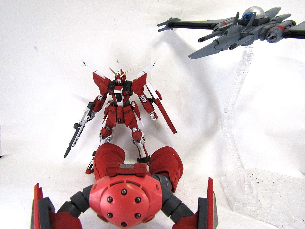 ここでは倒れていますが、自爆した瞬間に同じあたりに移動し、ミラージュコロイドを解除したと推測しました。これなら中にはいらなくても大丈夫？　(￣▽￣;)