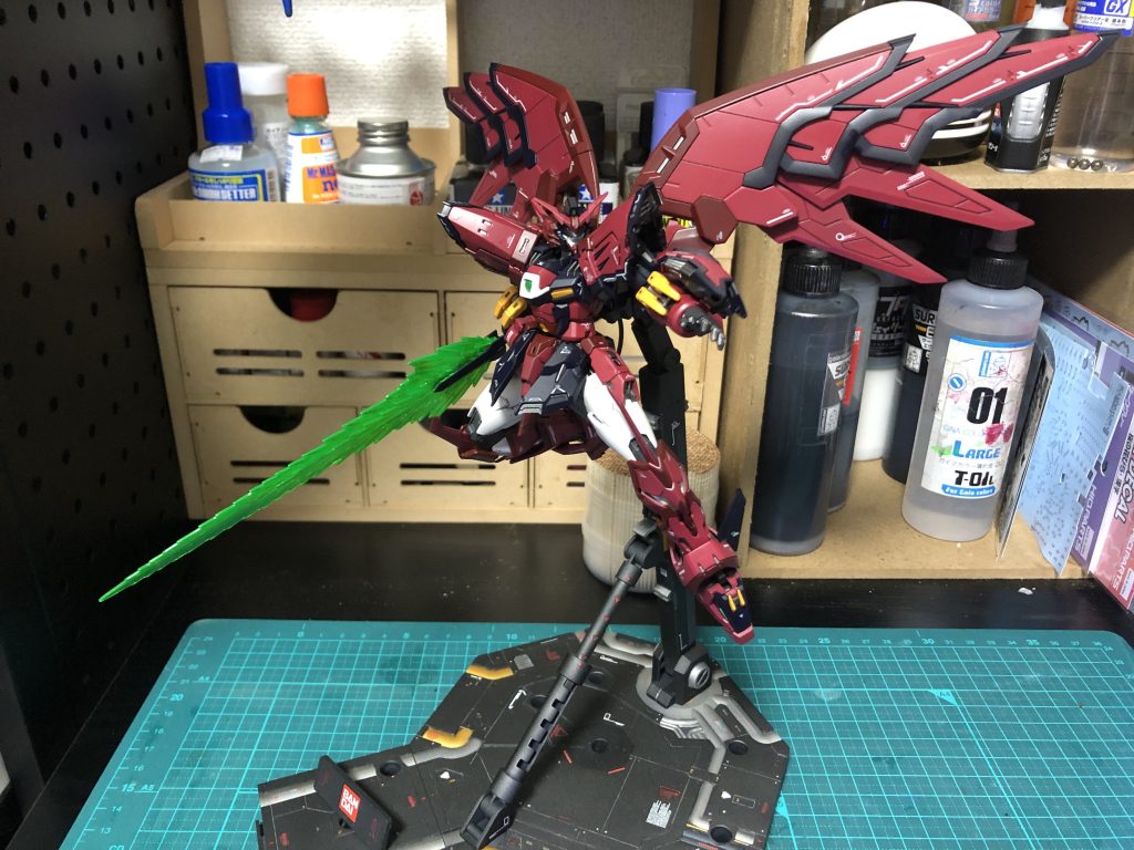 ビームソード構え。何気に台座も塗ってますちなみにここまでヒートロッドくんが出てこないのは塗装しようとしたらボッキリ折れて逝ってしまったからです塗装初心者にはあのロッドくんは鬼門すぎた…