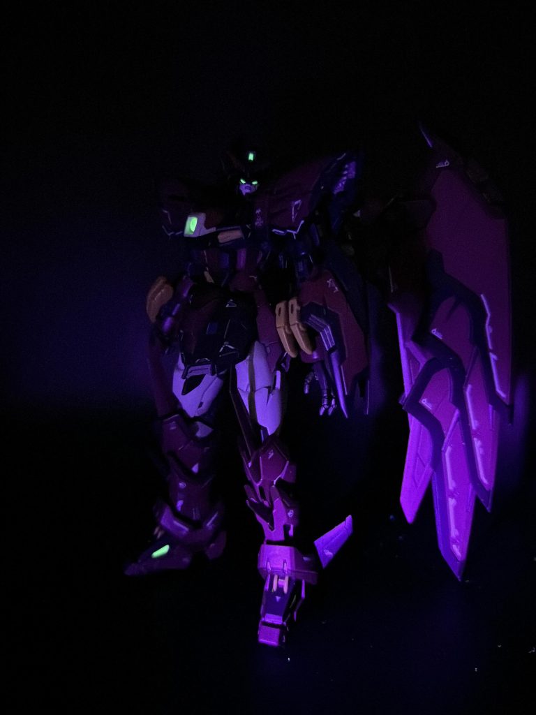 クリアパーツには蛍光塗料を使用しているので、暗闇でブラックライトを当てると光るポーズも相まってなかなかの威圧感が出ていると思う