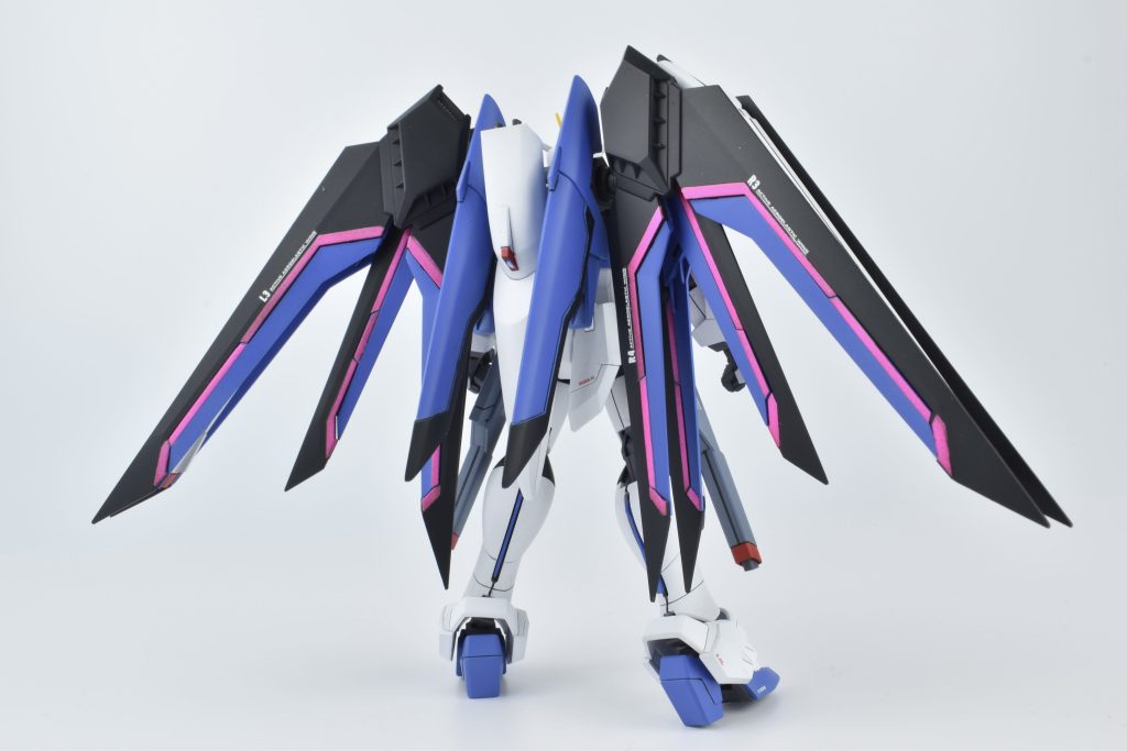 HG 1/144 ライジングフリーダムガンダムのウイングは、マイティストライクフリーダムガンダムのウイングを意識したカラーリングにしました。