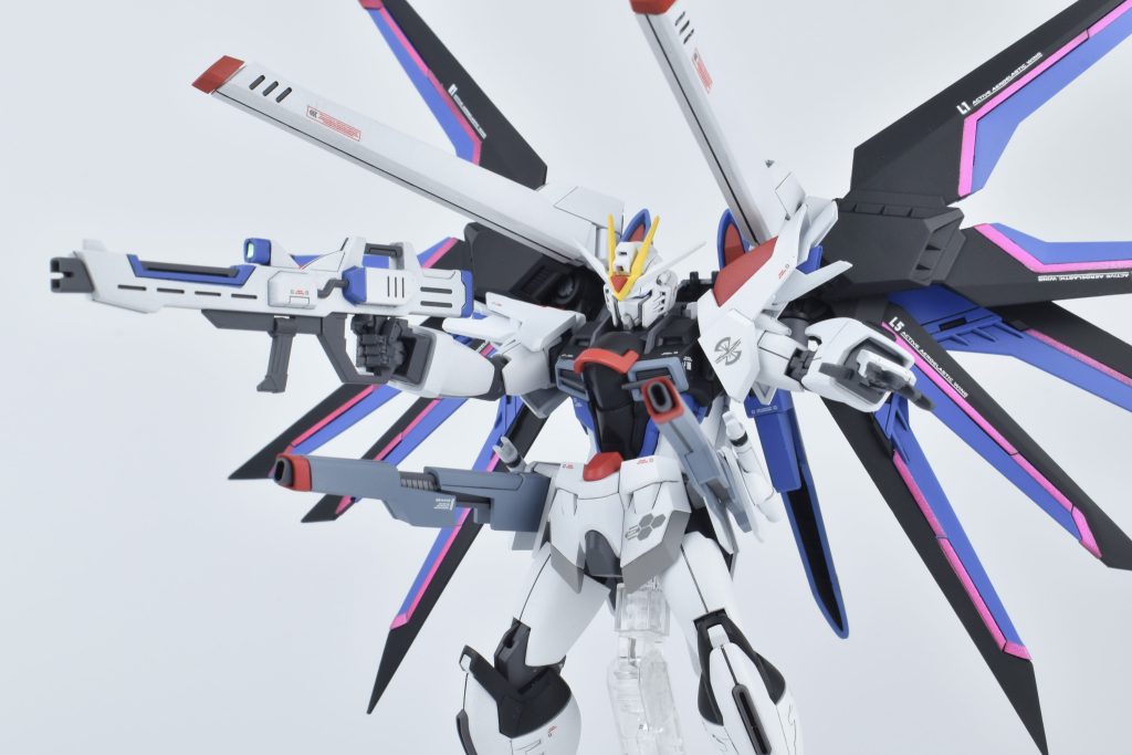 フリーダムといえばのフルバーストポージング。レール砲のフレームもシルバーで色分けしています。