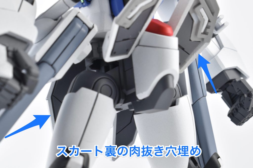 また、スカート裏の肉抜きもプラ板にスジボリなどのディテールを追加して埋めています。