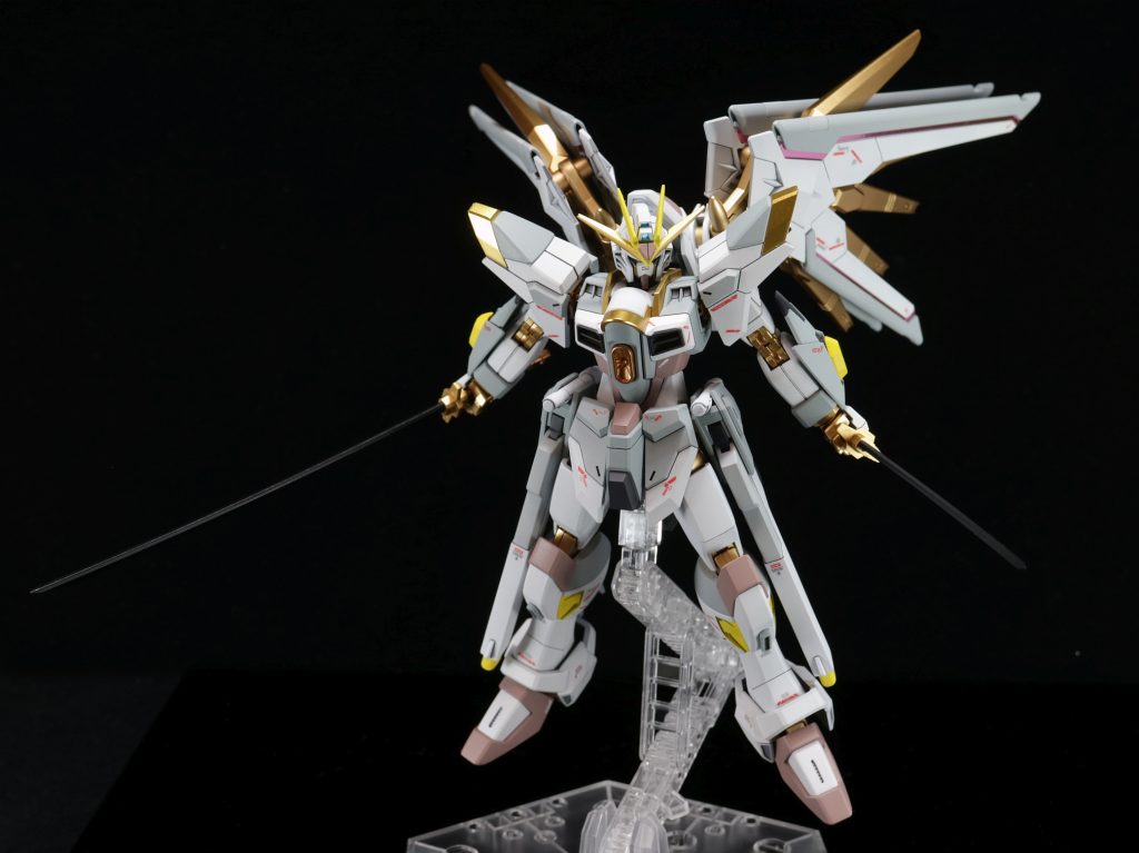 素体のプロポーションは改修していません。黒背景のせいで対艦刀がちゃんと写っていませんね。 