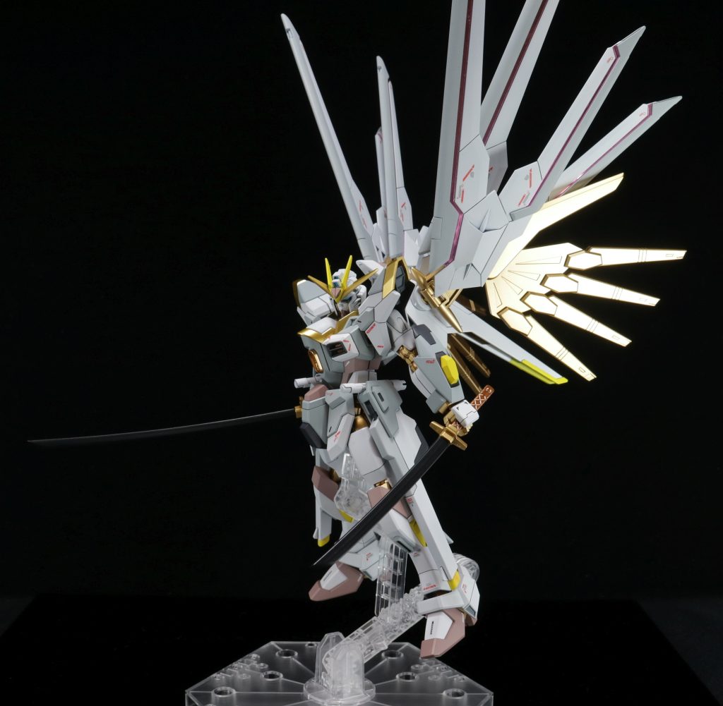 プラウドディフェンダーは角度を付けて接続できるようにしています。金羽根の合わせ目消しが少し面倒でした。左手の対艦刀は小刀にしているのですが黒背景のせいで(略)