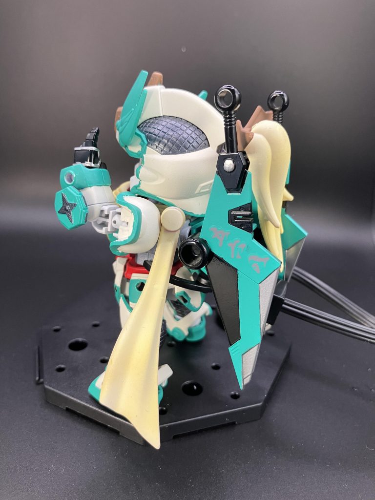 左後方漢数字のデカールを貼ったのですが、グレーはいまいち合わなかったですねポニーテールとマフラーはいろはさんの髪色に合わせましたが、なかなかいい感じです