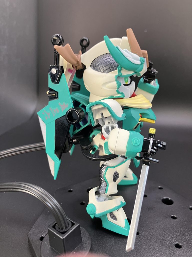 右側面色分けはほとんど筆塗りしたのですが、かなりガタガタですね 