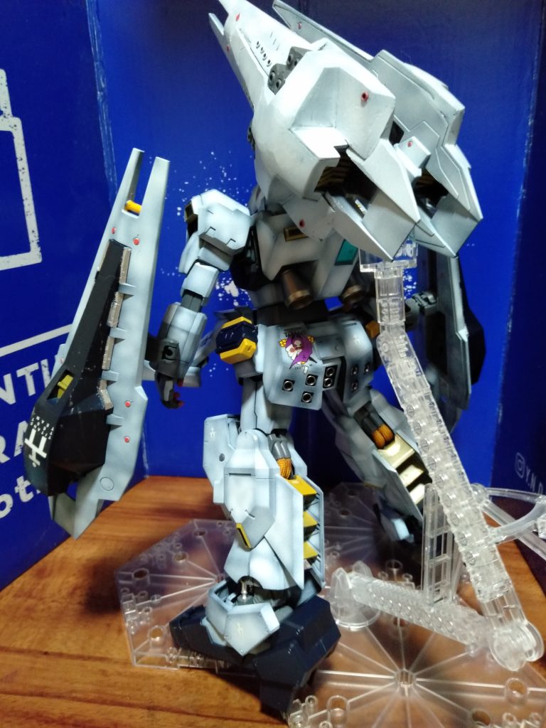 バックパックのセンサーは、製作過程でも書いてますが、キットのクリアパーツのランナータグをヤスリして、整形してから裏からシルバーを塗装してます。