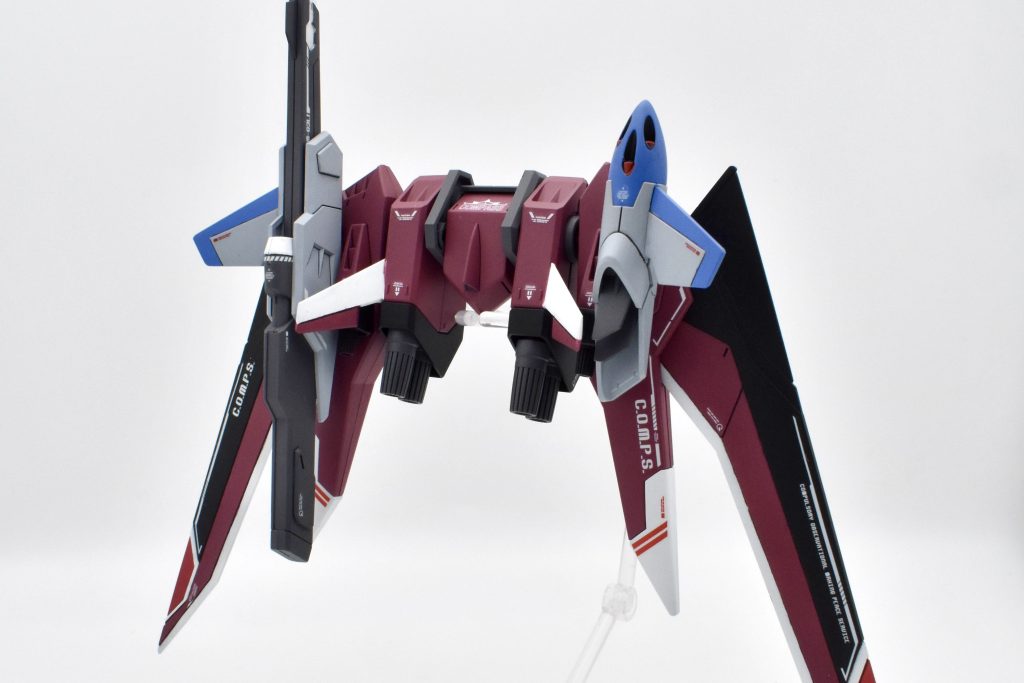 バックパックのブルー部分は、気に入った塗料が見つからず、自分で調色を試みましたが、なかなか理想の色が出せず苦労しました。それでも最終的には納得のいく色に仕上がり、画像のような色に落ち着きました!説明書の作例よりも少し濃いブルーになっています。